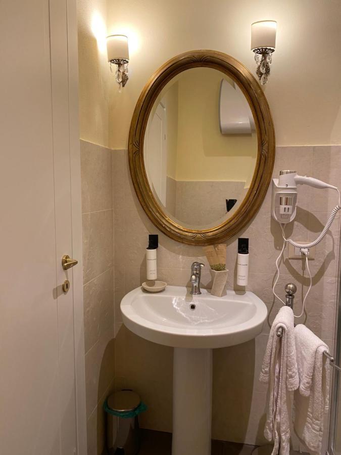 Palazzo Lari Sarzana Hotel ภายนอก รูปภาพ