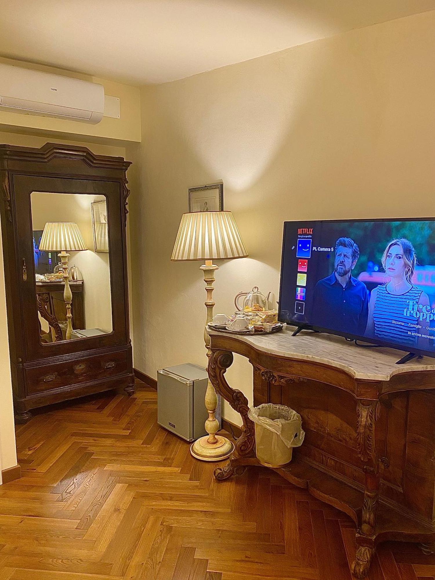 Palazzo Lari Sarzana Hotel ภายนอก รูปภาพ