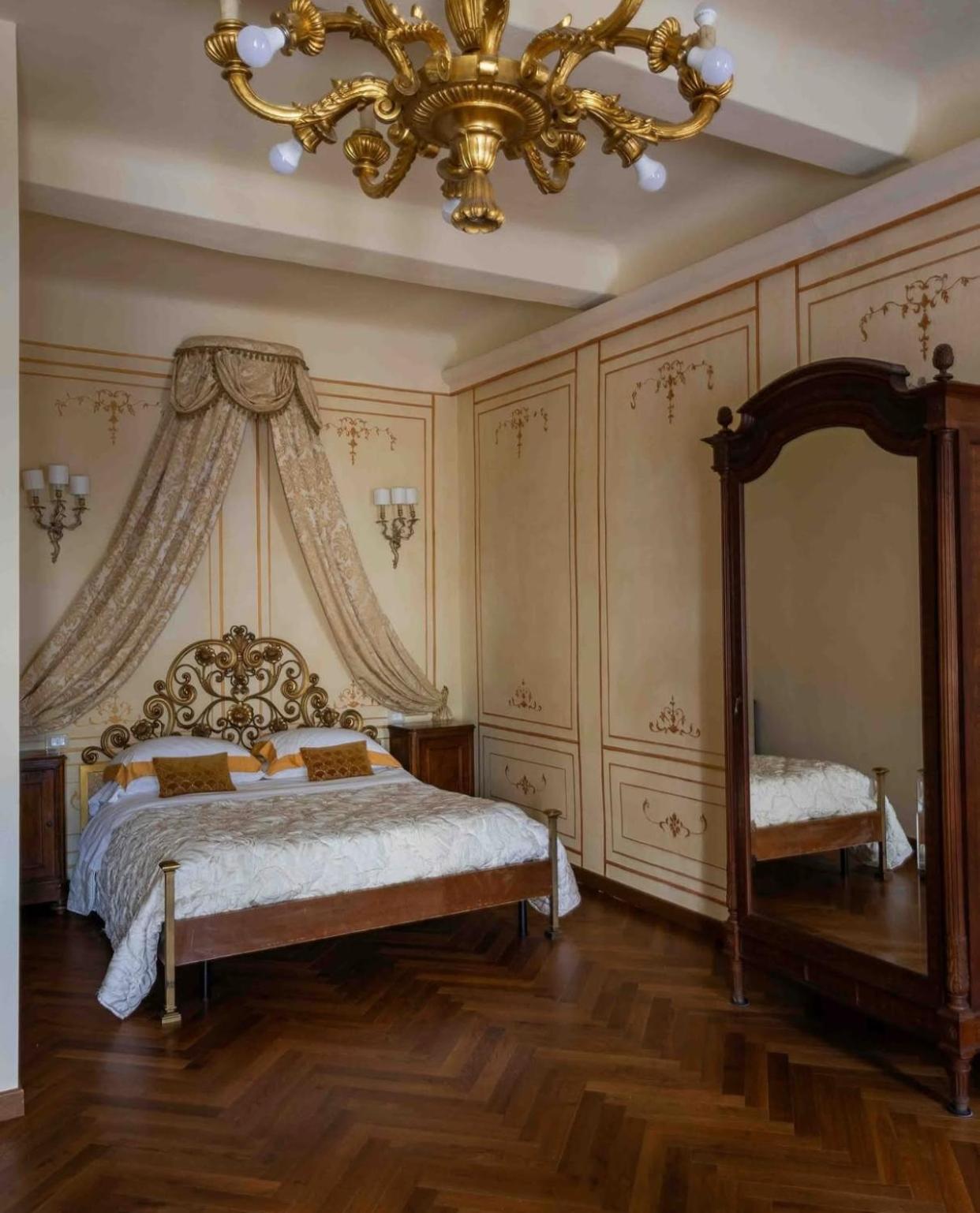 Palazzo Lari Sarzana Hotel ภายนอก รูปภาพ
