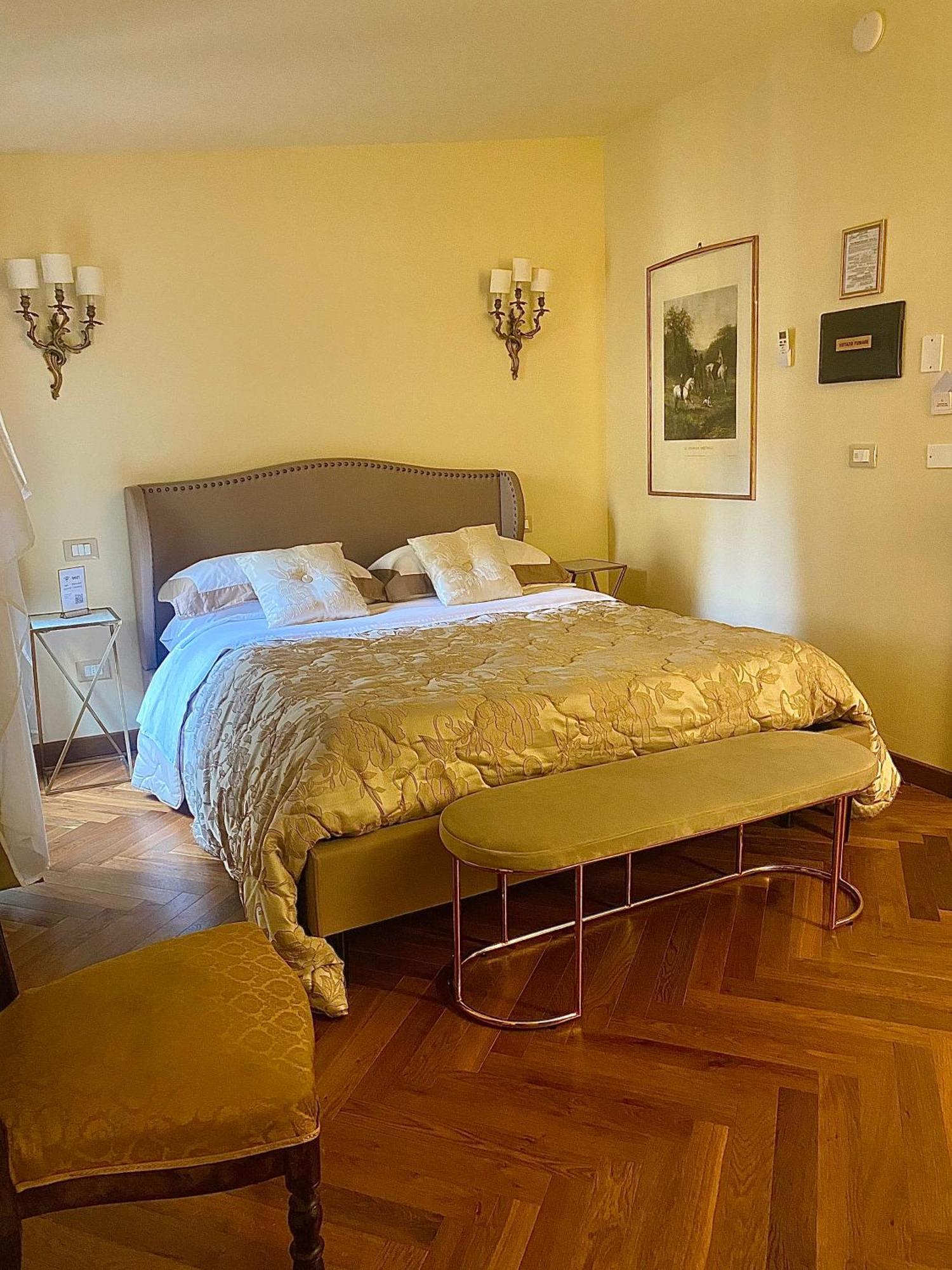 Palazzo Lari Sarzana Hotel ภายนอก รูปภาพ