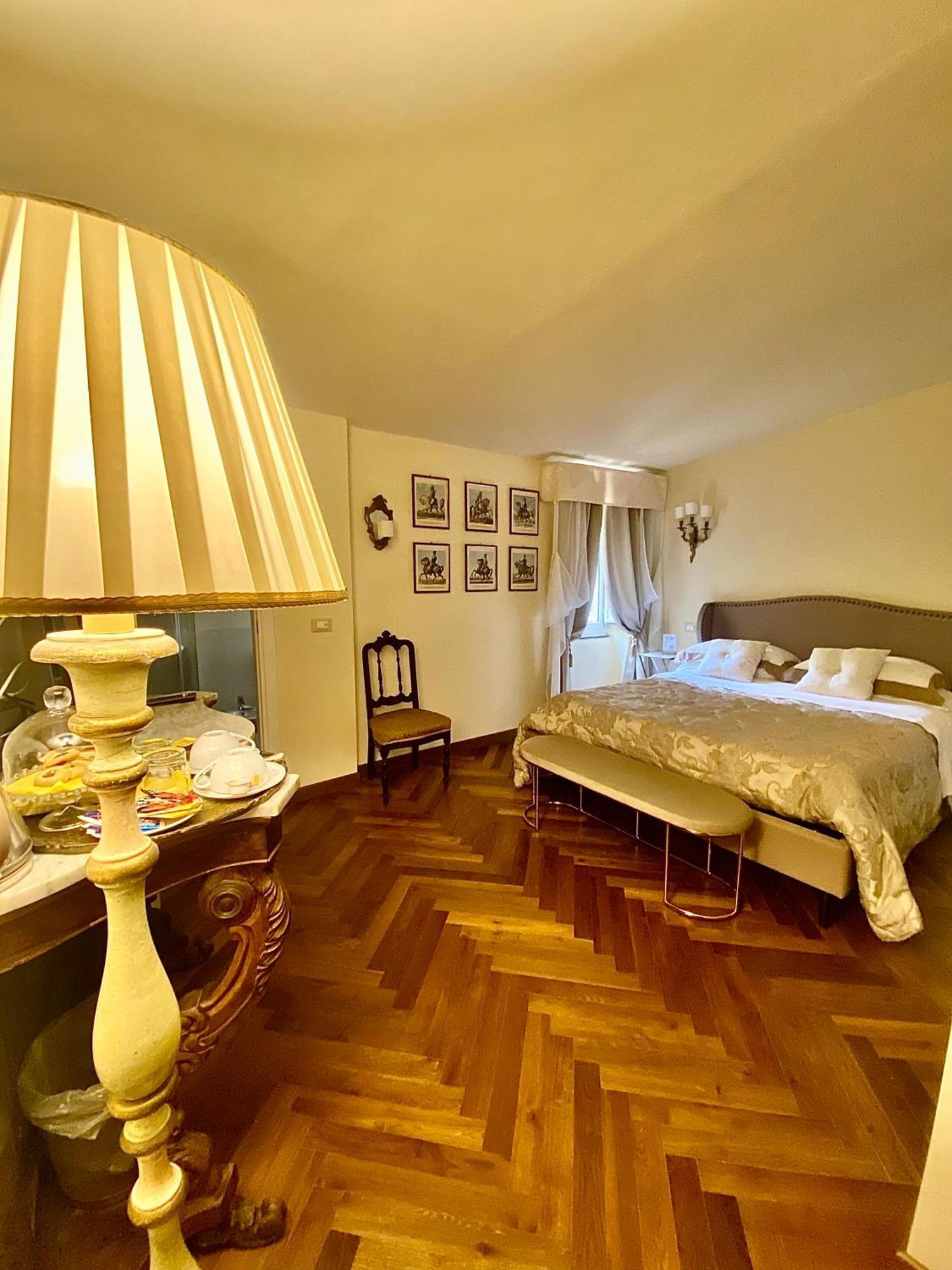 Palazzo Lari Sarzana Hotel ภายนอก รูปภาพ