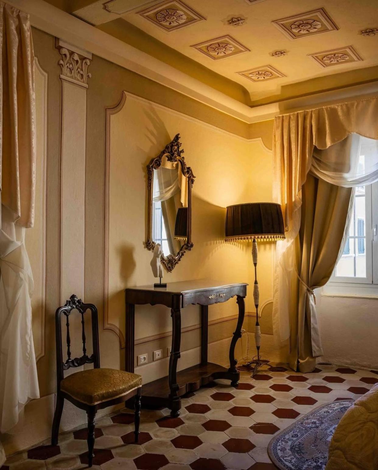 Palazzo Lari Sarzana Hotel ภายนอก รูปภาพ