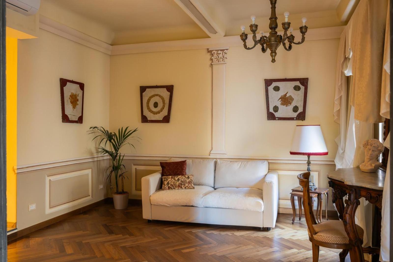 Palazzo Lari Sarzana Hotel ภายนอก รูปภาพ
