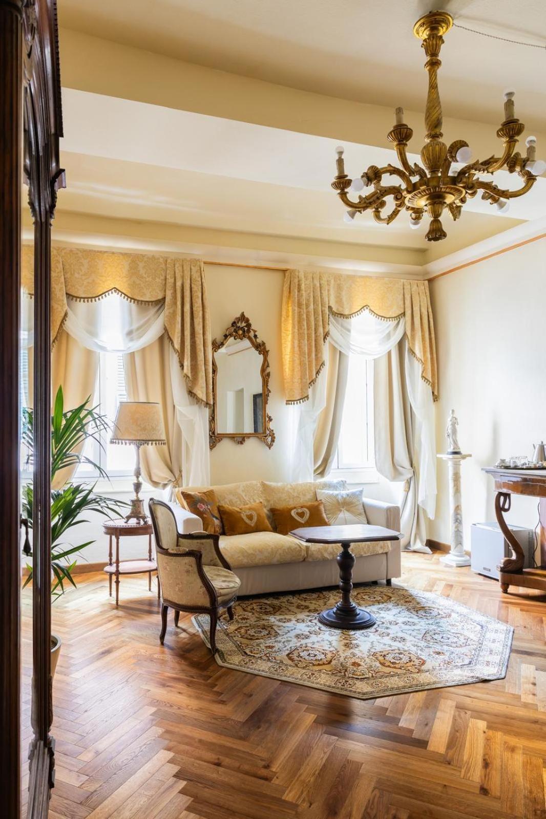 Palazzo Lari Sarzana Hotel ภายนอก รูปภาพ