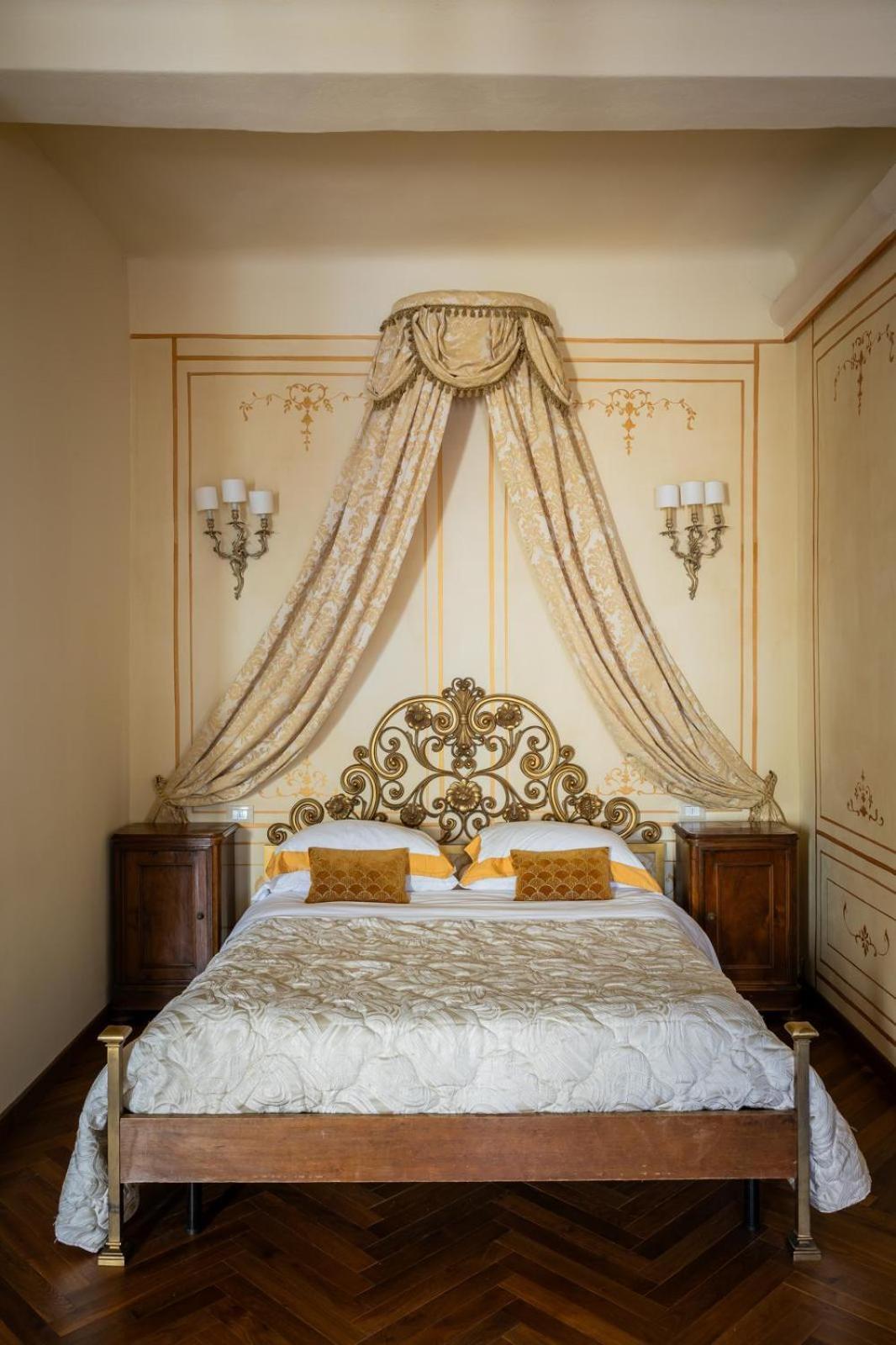 Palazzo Lari Sarzana Hotel ภายนอก รูปภาพ