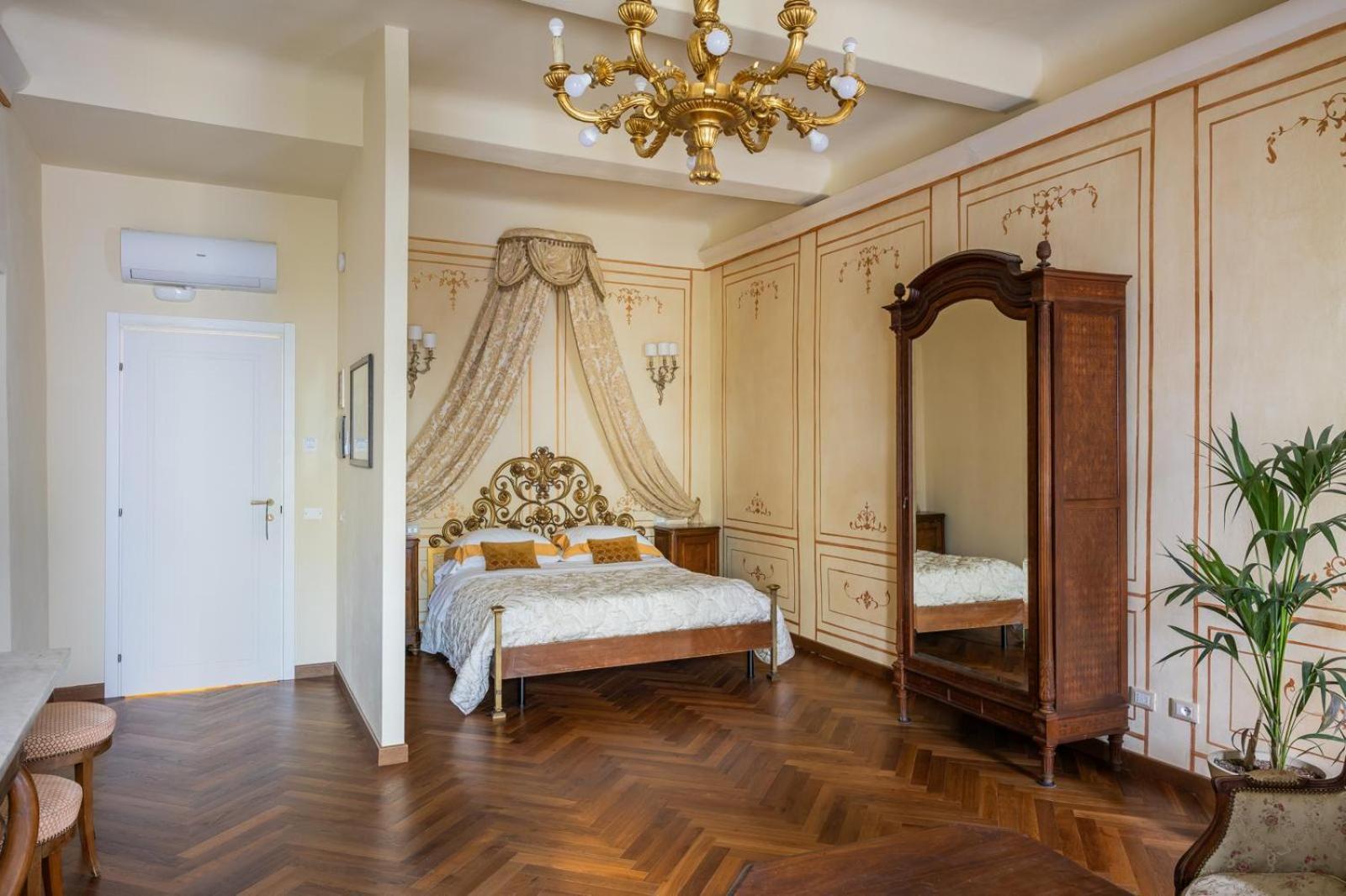 Palazzo Lari Sarzana Hotel ภายนอก รูปภาพ