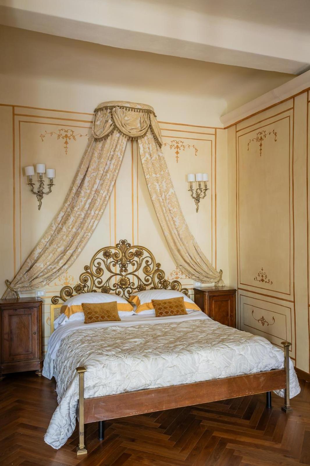 Palazzo Lari Sarzana Hotel ภายนอก รูปภาพ
