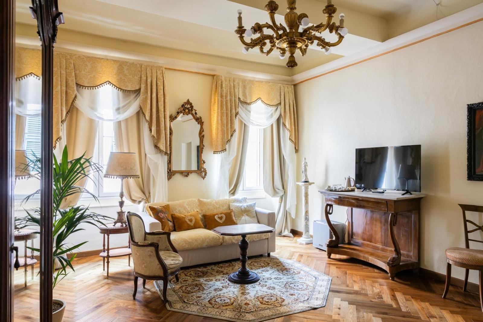 Palazzo Lari Sarzana Hotel ภายนอก รูปภาพ