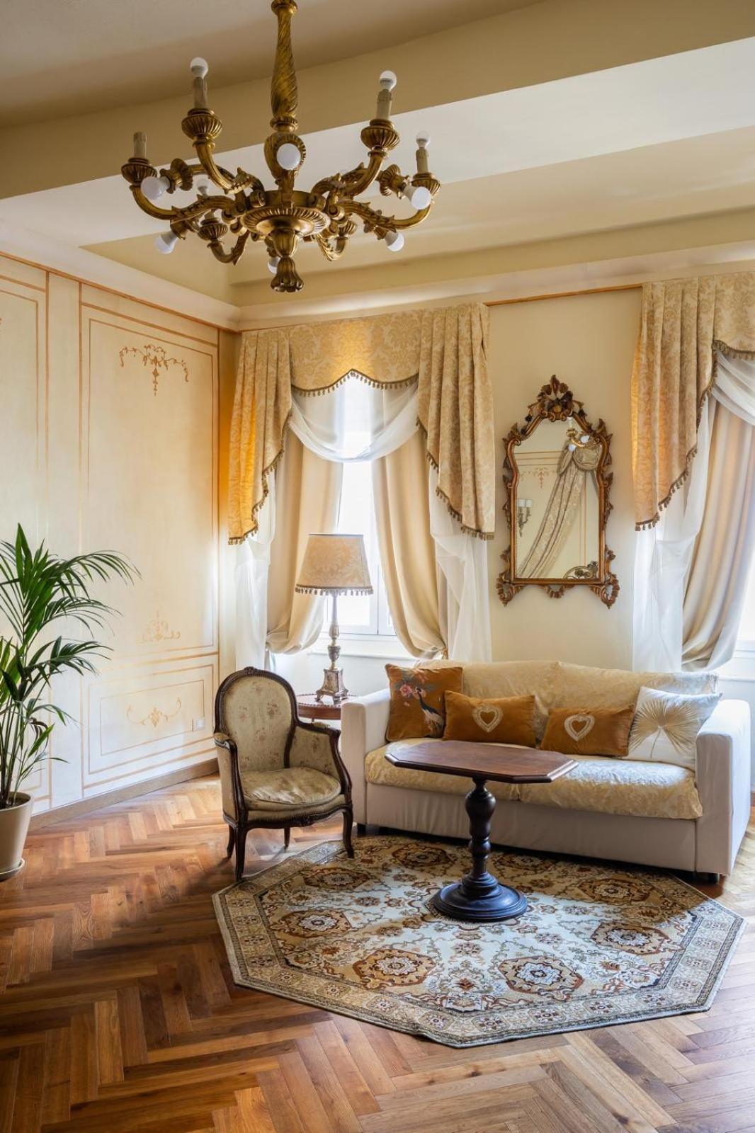Palazzo Lari Sarzana Hotel ภายนอก รูปภาพ