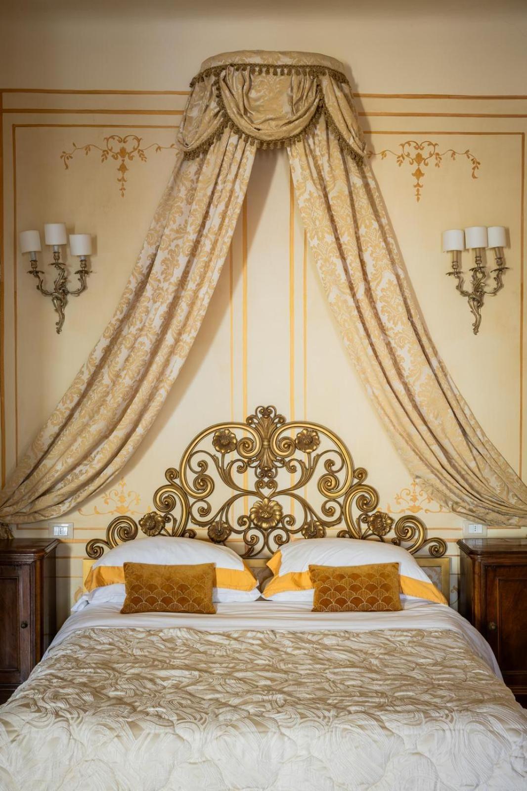 Palazzo Lari Sarzana Hotel ภายนอก รูปภาพ